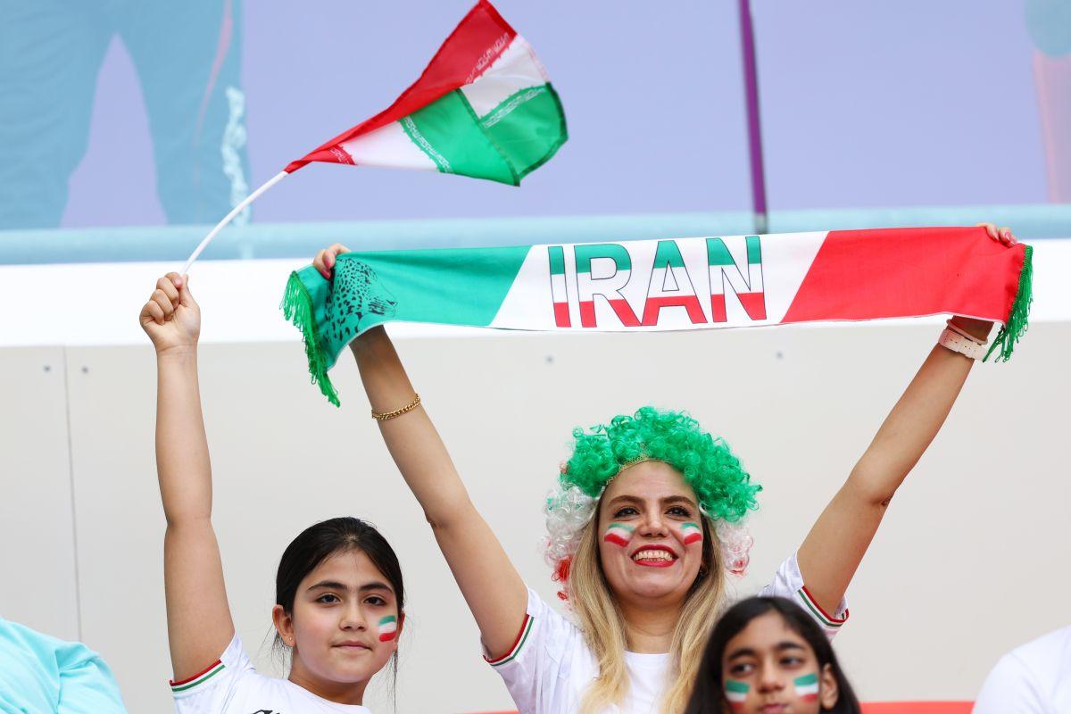 Emoționant! Râuri de lacrimi în tribune: iranienii s-au emoționatt la imn, în amintirea Mahsei Amini