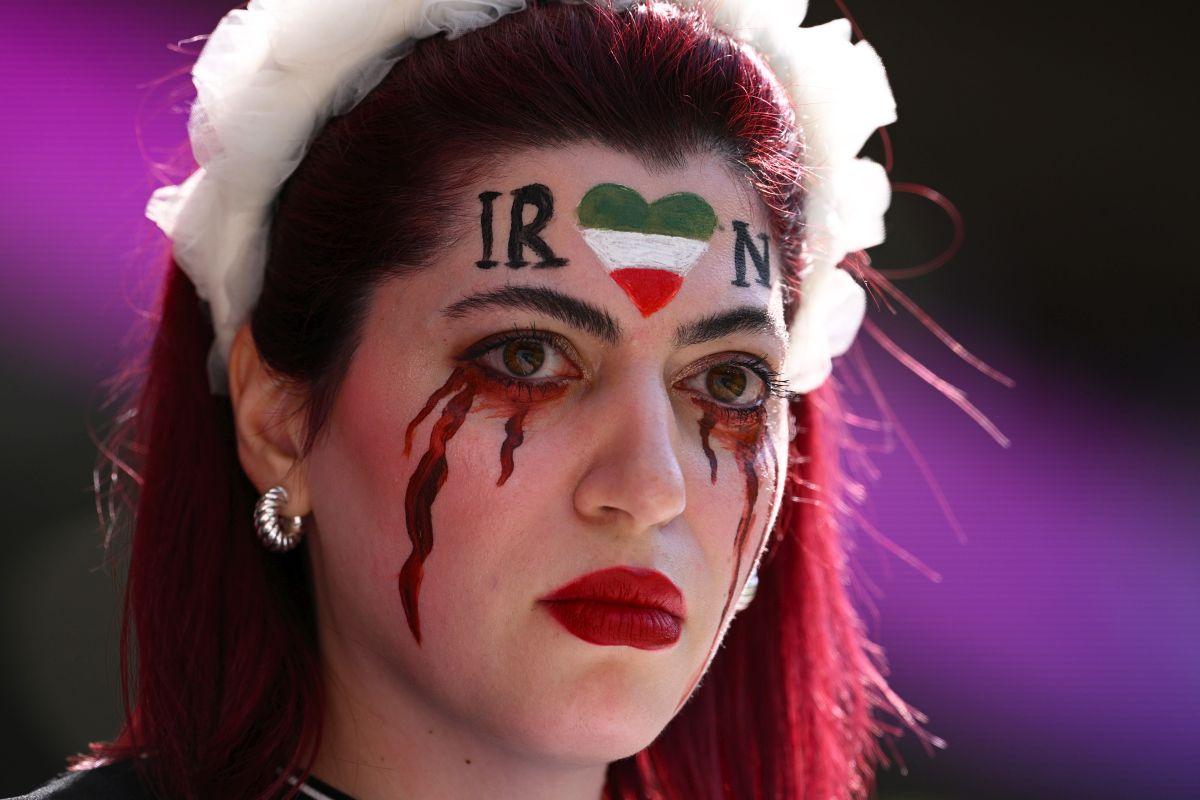 Emoționant! Râuri de lacrimi în tribune: iranienii s-au emoționatt la imn, în amintirea Mahsei Amini