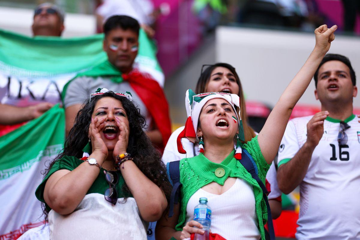 Emoționant! Râuri de lacrimi în tribune: iranienii s-au emoționatt la imn, în amintirea Mahsei Amini