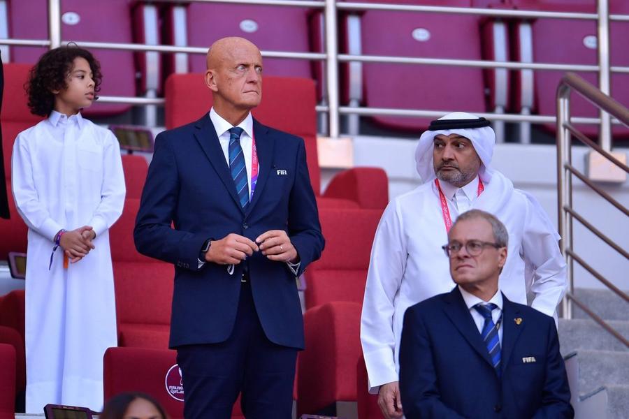Uns șef al arbitrilor de FIFA, italianul Pierluigi Collina (care a oficiat la centru în finala Cupei Mondiale 2002) face tot posibilul sa își justifice salariul. Printre altele, un meci a ajuns sa aiba prelungiri de aproape 30 de minute (foto: Imago) Diletanții ecusoanelor FIFA