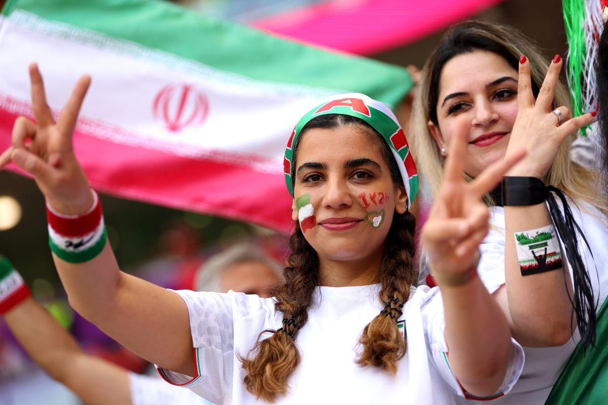 Imagini de-a dreptul emoționante surprinse în tribune la Țara Galilor - Iran » Lacrimi și „sânge” în memoria Mahsei Amini