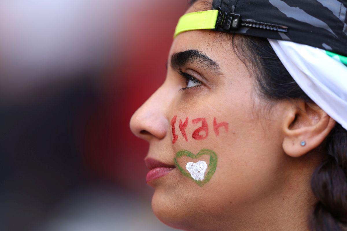 Imagini de-a dreptul emoționante surprinse în tribune la Țara Galilor - Iran » Lacrimi și „sânge” în memoria Mahsei Amini