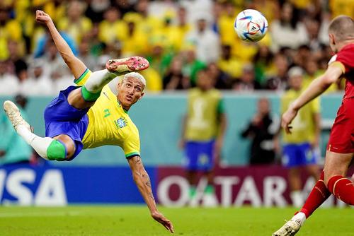 Tite pare că și-a găsit atacantul căutat, demonstrația de acrobație cu Serbia fiind cea mai bună probă a celui ales omul meciului: Richarlison. Foto: Imago Images