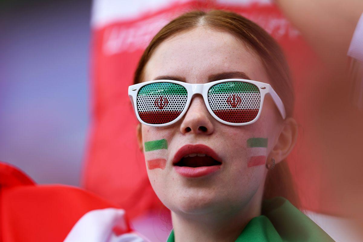 Imagini de-a dreptul emoționante surprinse în tribune la Țara Galilor - Iran » Lacrimi și „sânge” în memoria Mahsei Amini