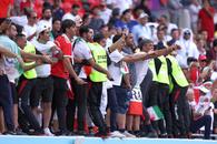 Au sărit în teren imediat după fluierul final din Țara Galilor - Iran » Scenele surprinse de reporterii GSP: Poliția, nevoită să intervină