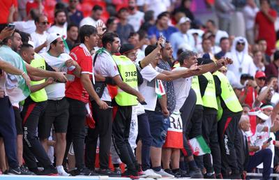 Au sărit în teren imediat după fluierul final din Țara Galilor - Iran » Scenele surprinse de reporterii GSP: Poliția, nevoită să intervină