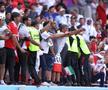 Fanii Iranului au dat să sară în teren imediat după fluierul final / Sursă foto: Guliver/Getty Images