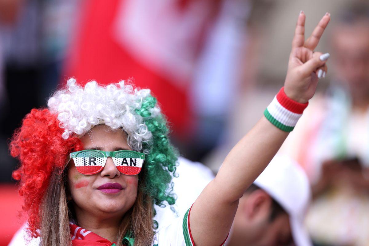 Emoționant! Râuri de lacrimi în tribune: iranienii s-au emoționatt la imn, în amintirea Mahsei Amini