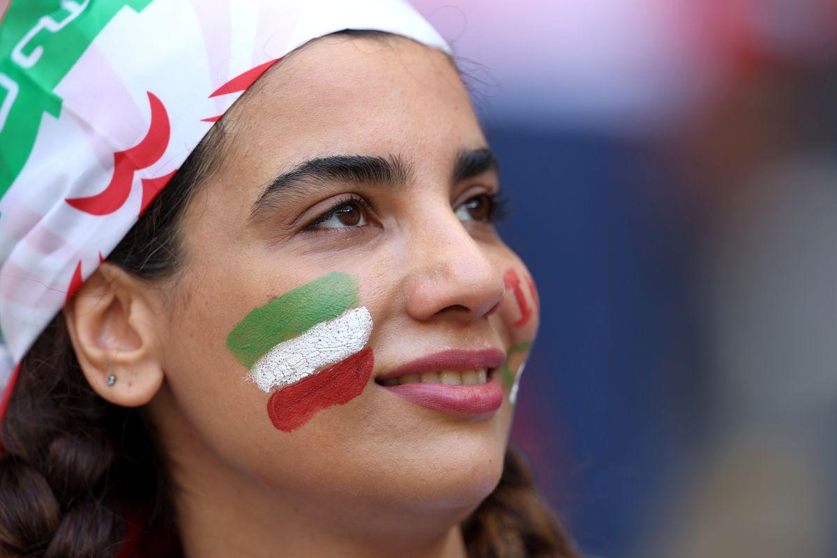 Emoționant! Râuri de lacrimi în tribune: iranienii s-au emoționatt la imn, în amintirea Mahsei Amini