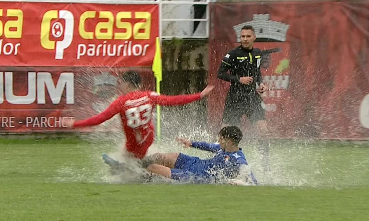 Haz de necaz în Liga 2: „Bine că nu s-au înecat” » Meci jucat în condiții imposibile