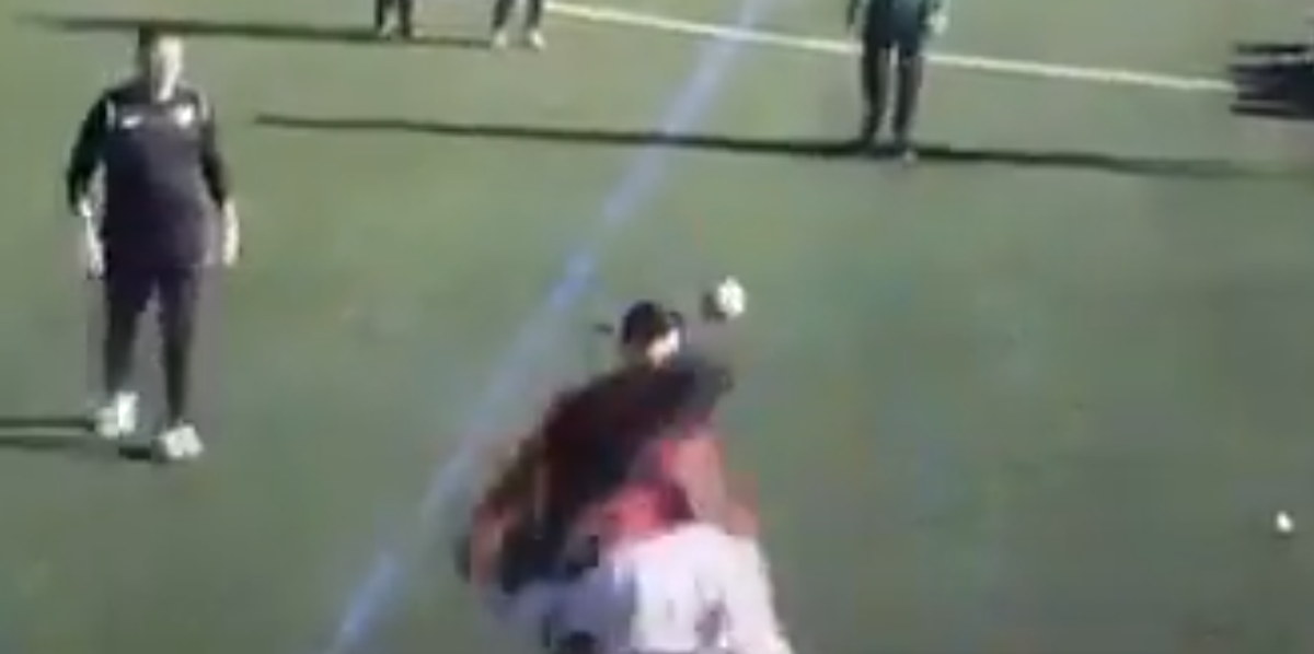 Caz uluitor în Spania! » O femeie a intrat pe teren și l-a plesnit pe arbitru