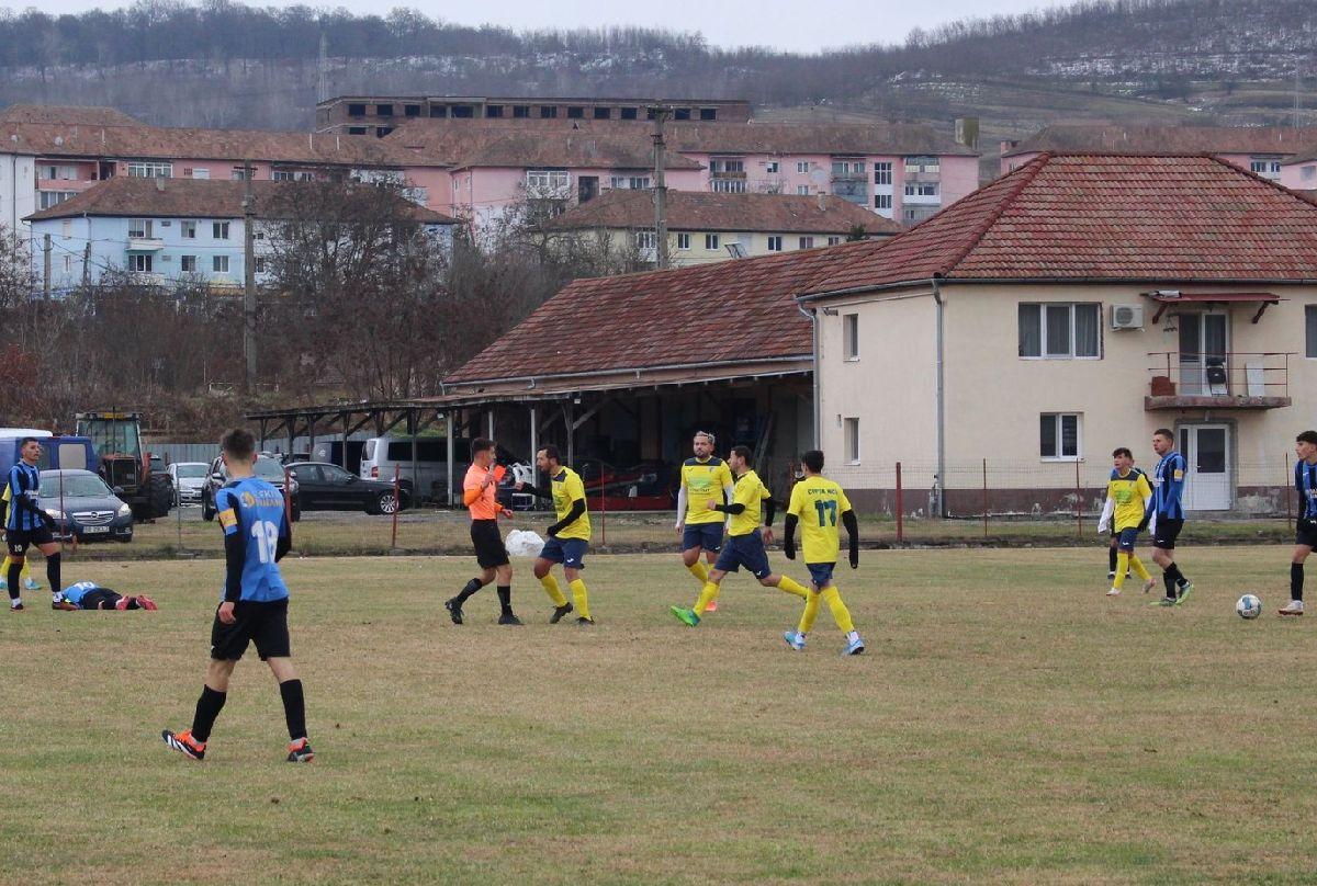 Alte scene revoltătoare în ligile inferioare din România! Arbitrul, luat la pumni pe teren: fotograful a surprins momentul exact al loviturii