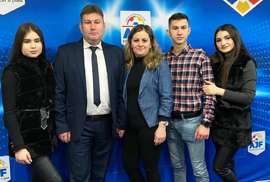 Alte scene revoltătoare în ligile inferioare din România! Arbitrul, luat la pumni pe teren: fotograful a surprins momentul exact al loviturii