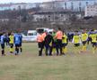 Alte scene revoltătoare în ligile inferioare din România! Arbitrul, luat la pumni pe teren: fotograful a surprins momentul exact al loviturii