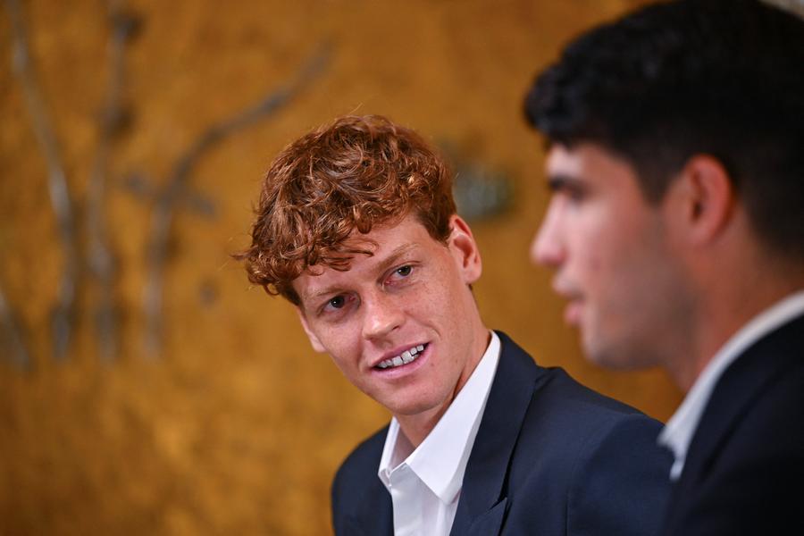 Jannik Sinner și Carlos Alcaraz și-au împărțit trofeele de Mare Șlem în 2024 FOTO Imago Images Jannik Sinner și un an care-l plasează lângă Roger Federer, Rafael Nadal și Novak Djokovic