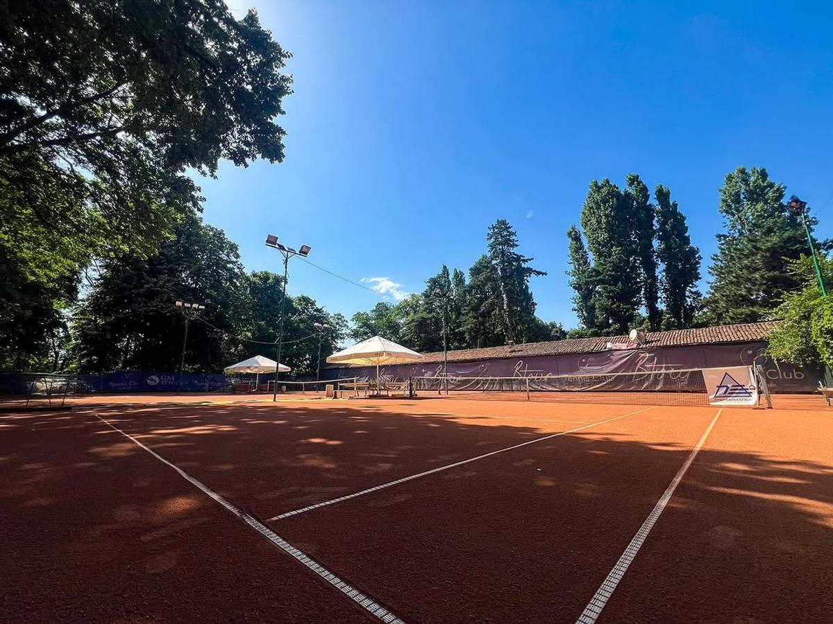 Cum arată „Tennis Club by the Lake”, clubul de tenis deținut de fiul lui Călin Georgescu
