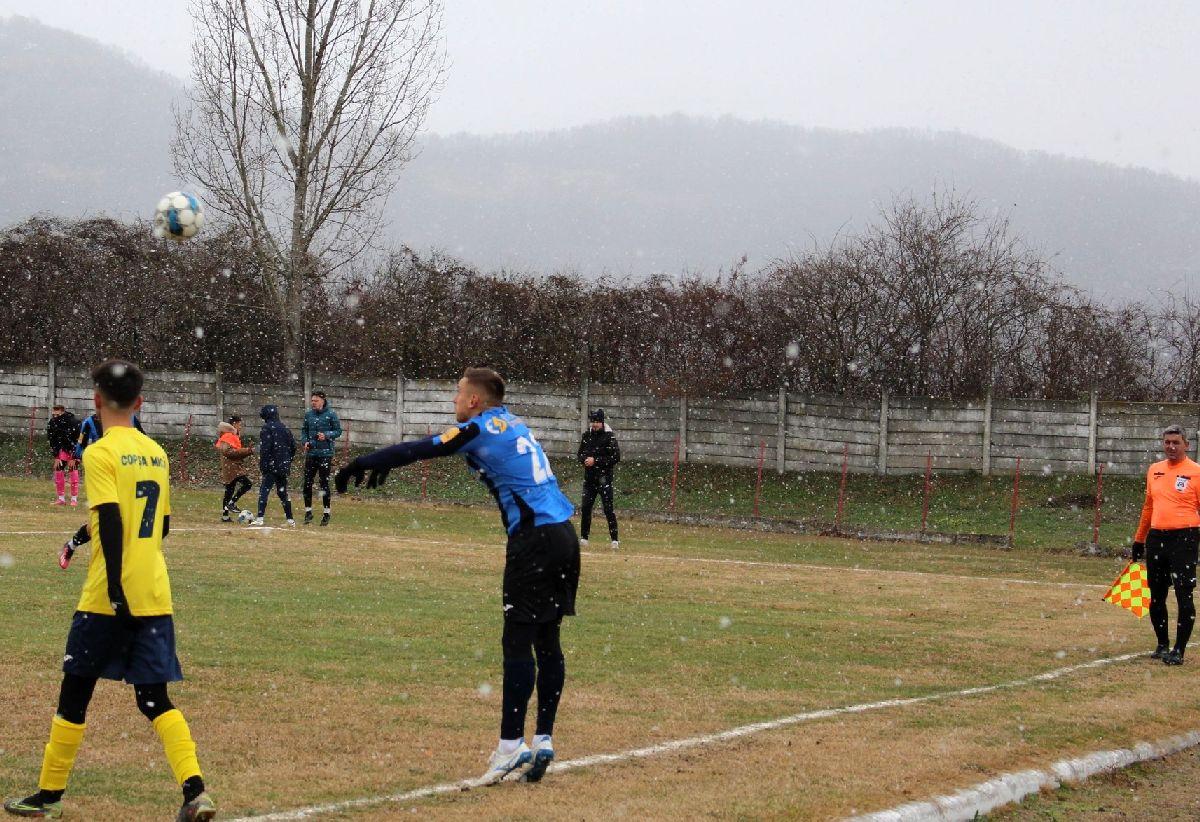 Alte scene revoltătoare în ligile inferioare din România! Arbitrul, luat la pumni pe teren: fotograful a surprins momentul exact al loviturii