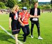 Elena Lasconi și Costin Lazăr, alături de un suporter cu dizabilități al Muscelului