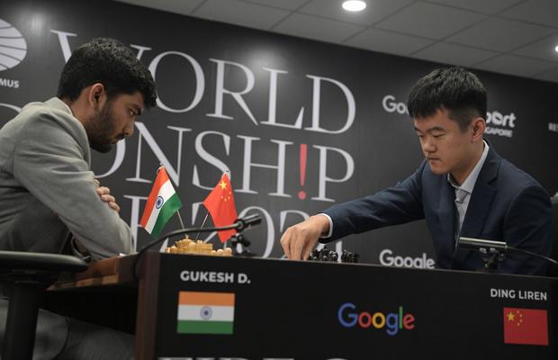 A început finala Campionatului Mondial de Șah, prima din istorie cu doi jucători asiatici! Primul joc s-a încheiat după ce Dommaraju a renunțat