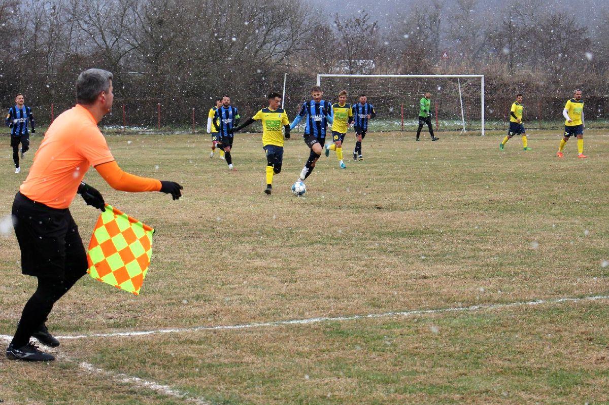 Alte scene revoltătoare în ligile inferioare din România! Arbitrul, luat la pumni pe teren: fotograful a surprins momentul exact al loviturii