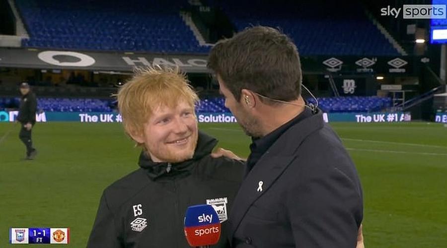 Ed Sheeran discută cu fostul internațional englez Jamie Redknapp / Foto: captură Ipswich și Ed Sheeran îi strică debutul lui Ruben Amorim: „Nu cred că vrea să discute cu mine”