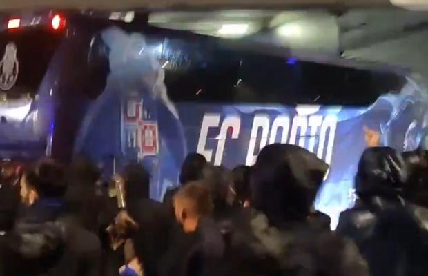 SCENE INCREDIBILE! » Fanii lui Porto au atacat cu torțe autocarul propriei echipe după ultimul meci