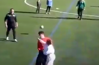 Caz uluitor în Spania! » O femeie a intrat pe teren și l-a plesnit pe arbitru