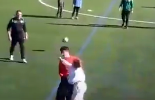Caz uluitor în Spania! » O femeie a intrat pe teren și l-a plesnit pe arbitru