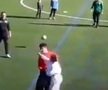Scene incredibile în Spania. O femeie a intrat pe teren și l-a lovit pe arbitru la finalul unui meci de juniori.