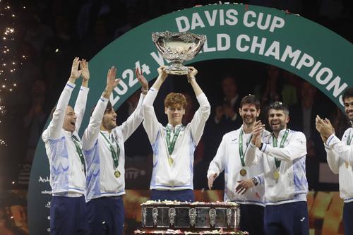 Ultimul trofeu pentru Jannik Sinner în 2024 a fost Cupa Davis FOTO Imago Images