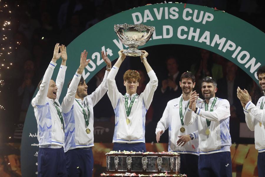 Ultimul trofeu pentru Jannik Sinner a fost Cupa Davis FOTO Imago Images Jannik Sinner și un an care-l plasează lângă Roger Federer, Rafael Nadal și Novak Djokovic
