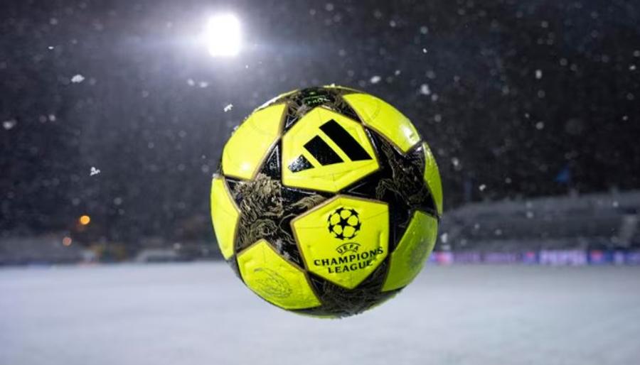 UEFA a prezentat mingea cu care se va juca diseară meciul Bodo/Glimt - Juventus din Champions League / Foto: uefa.com Condiții dure pentru Juventus la Cercul Polar » Ninge abundent în Norvegia! Se anunță -10 grade la startul partidei