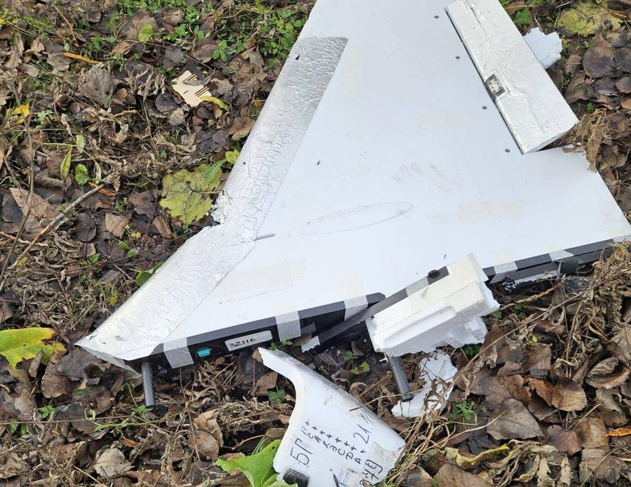 Fragment din drona prăbușită la Puiești / Sursă foto: Vaslui TV „Suntem nebuni cu toții!” » Adrian Porumboiu, caustic după ce o dronă rusească s-a prăbușit la Vaslui: „Mi-a spus șoferul să mă adăpostesc...”