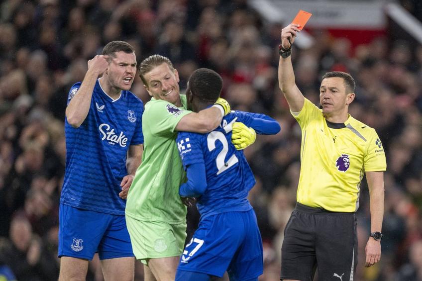 Idrissa Gueye primește cartonașul roșu în timp ce, ținut de portarul Pickford, se ceartă în continuarea cu Michael Keane, coechipierul pe care l-a lovit / Foto: Imago