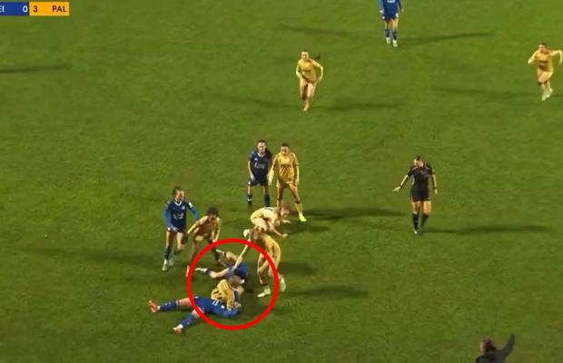 Imagini halucinante pe terenul de fotbal! Mișcare de judo prin care și-a făcut KO adversara