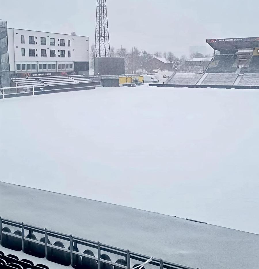 A;a arăta stadionul din Bodo după prima repriză de ninsoare / Foto: X Condiții dure pentru Juventus la Cercul Polar » Ninge abundent în Norvegia! Se anunță -10 grade la startul partidei