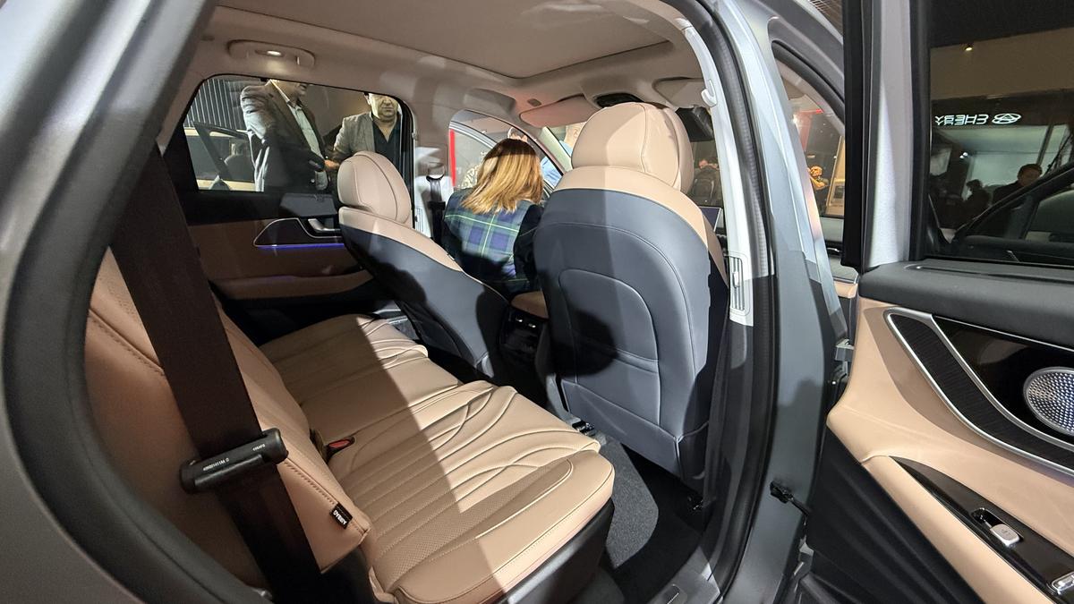 Mașina care vrea să schimbe regulile jocului în România: SUV hibrid premium sub prețul unui BMW X3 second-hand