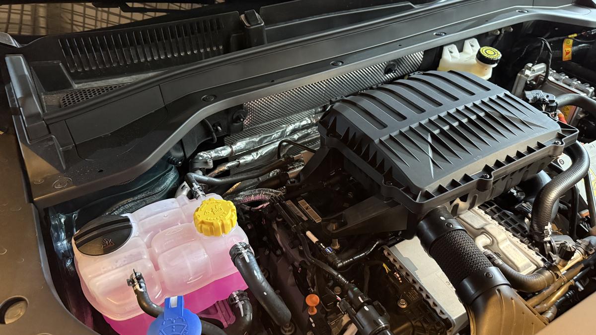 Mașina care vrea să schimbe regulile jocului în România: SUV hibrid premium sub prețul unui BMW X3 second-hand