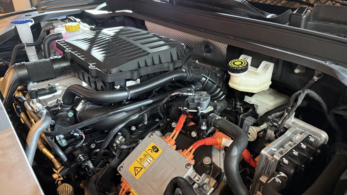 Mașina care vrea să schimbe regulile jocului în România: SUV hibrid premium sub prețul unui BMW X3 second-hand