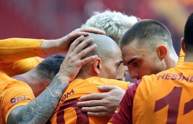 Galatasaray - Antalyaspor 2-0 » Prima victorie în campionat după două luni pentru echipa lui Cicâldău & Moruțan
