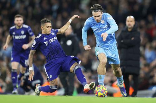 Raphinha, în duel cu Jack Grealish // foto: Guliver/gettyimages