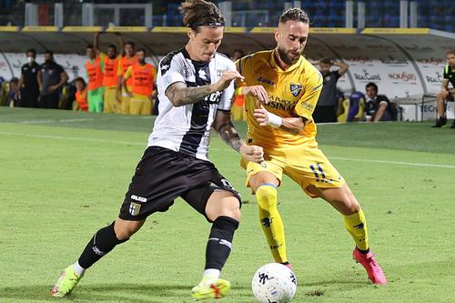 Dennis Man, într-un meci cu Frosinone // foto: Imago Images