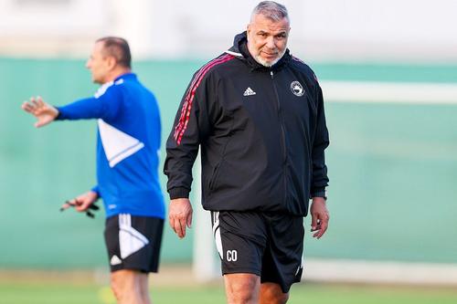 Cosmin Olăroiu, antrenor Al Sharjah // sursă foto: Twitter @ SharjahFC