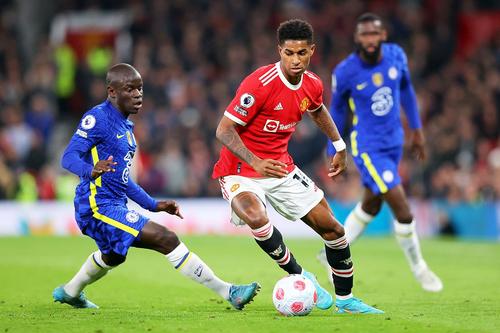 Kante, în stânga, într-un duel Manchester United - Chelsea // foto: Guliver/gettyimages