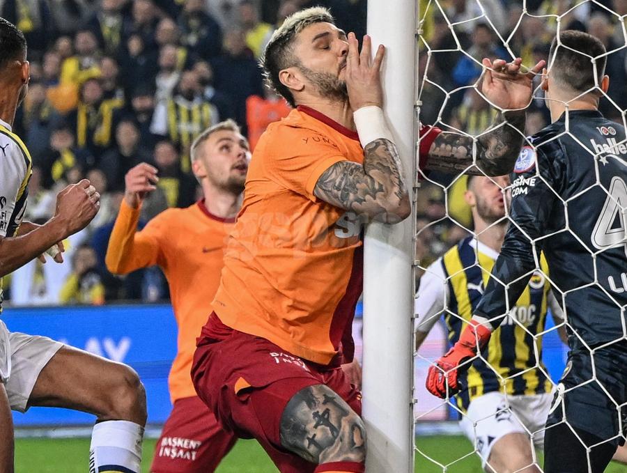 Mauro Icardi, dezechilibrat în săritură, are un contact violent cu bara Mauro Icardi, lovit cu un pumn în față și tamponat de bară! Galatasaray se revoltă, considerându-se furată în derbyul cu Fenerbahce