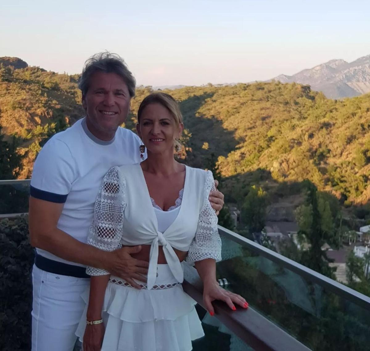 Florin Răducioiu a apărut lângă o blondă în noaptea dintre ani! Cine e femeia de care e îndrăgostit fostul internațional