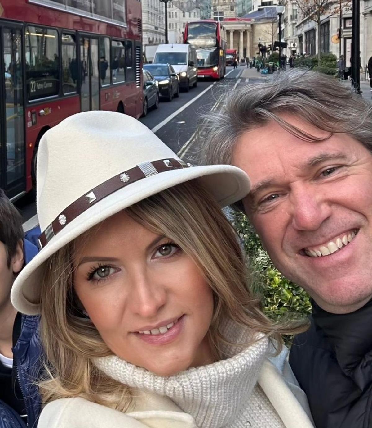 Femeia misterioasă alături de care își petrece Crăciunul Florin Răducioiu: „Love you”. Cum și-au decorat casa de Sărbători