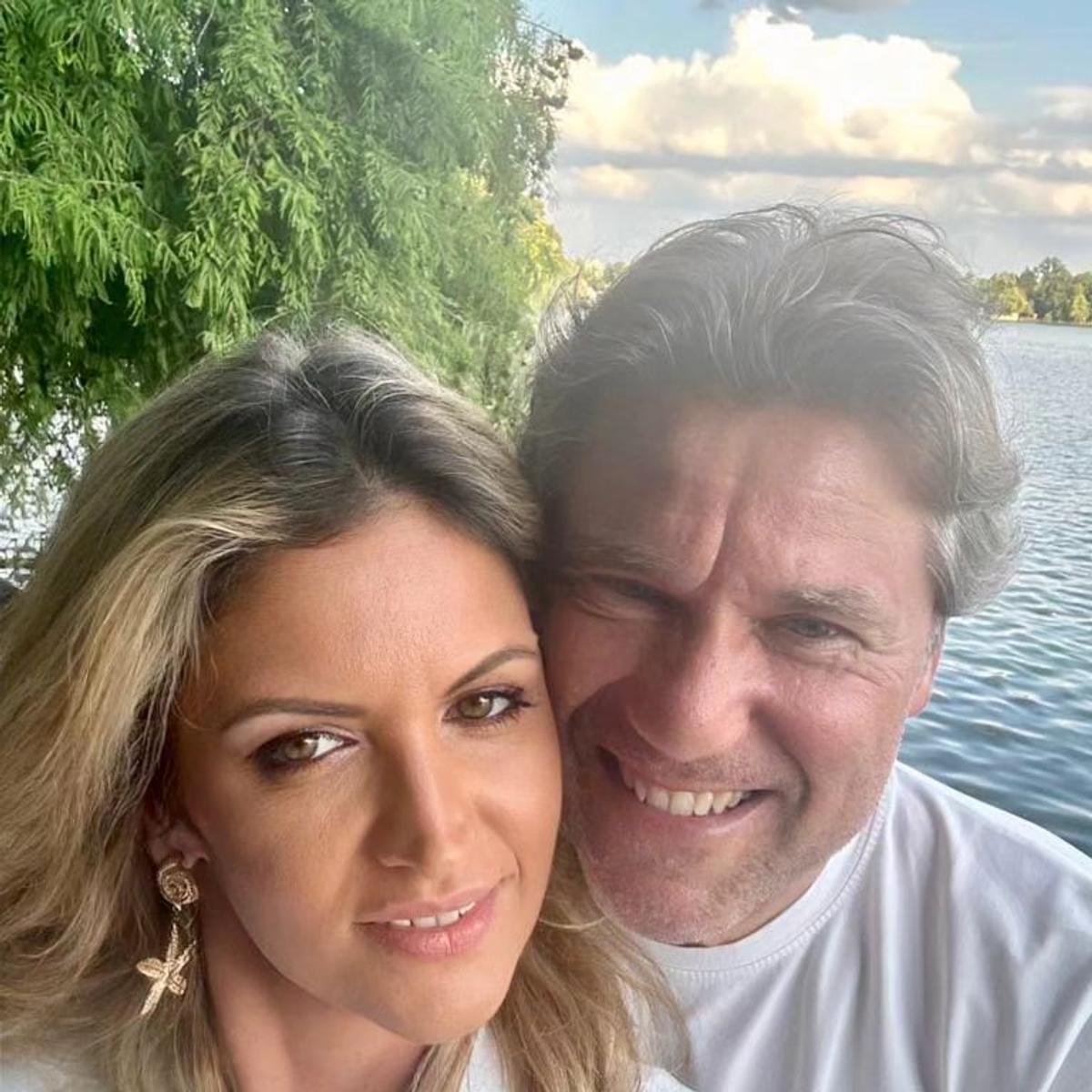 Florin Răducioiu a apărut lângă o blondă în noaptea dintre ani! Cine e femeia de care e îndrăgostit fostul internațional