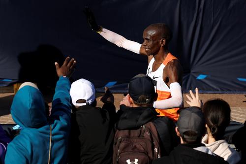 Eliud Kipchoge salutând fanii FOTO Imago Images
