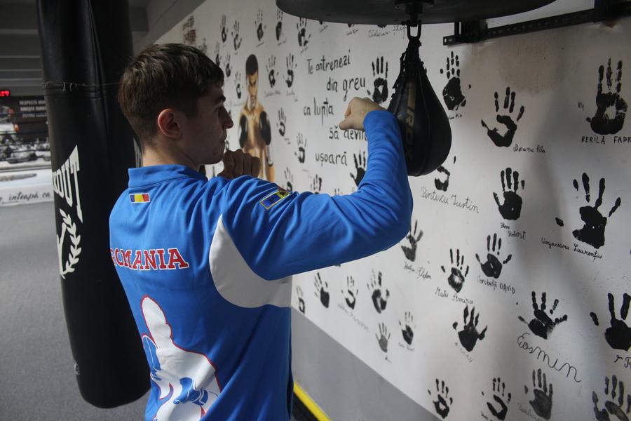 Șerban Stoica antrenează la „pară” viteza de execuție, ritmul și reflexele în box. Foto: Justin Gafiuc (GSP) Puștiul cu pumni de aur din boxul românesc: „N-am zis niciodată «Nu mai pot» sau «Nu mai vreau». Când intru în ring, sunt în transă”